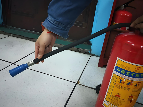 滅火器軟管和噴嘴檢查 滅火器軟管和噴嘴檢查